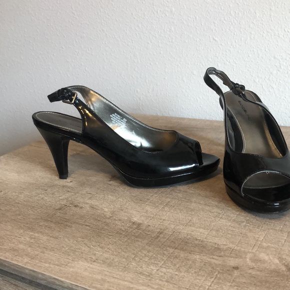 Bandolino black patent heels size 8 - Picture 2 of 8